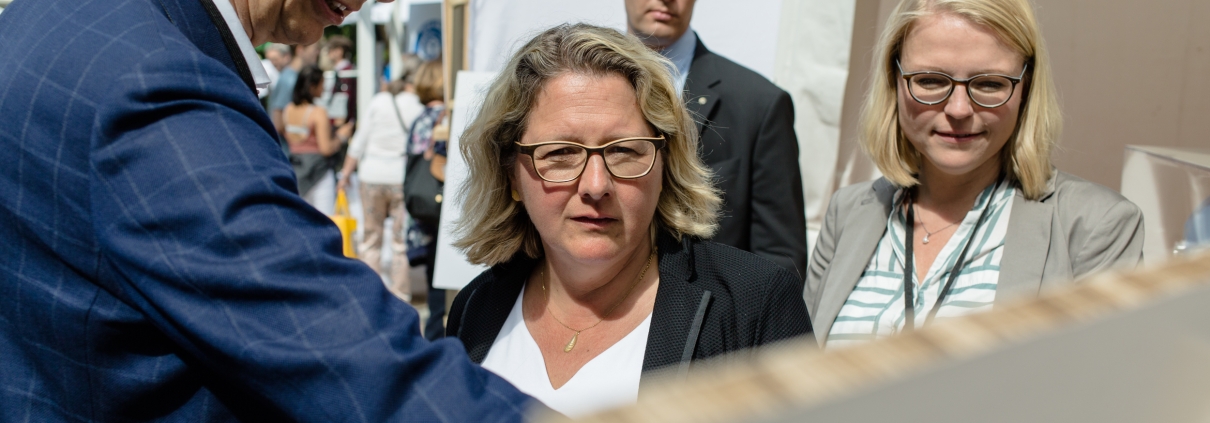 Bundesumweltministerin Svenja Schulze (Mitte) am Stand der BGZ. Copyright: BMU/Espen Eichhöfer