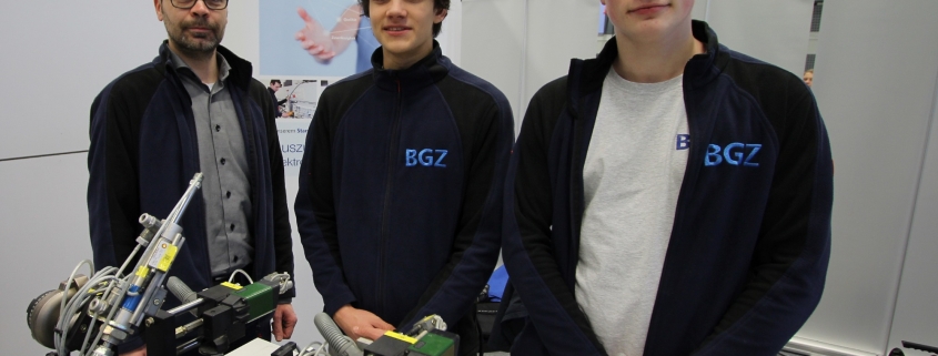 Ausbilder und Auszubildende der BGZ gaben in Salzwedel einen Einblick in das Berufsbild Eletroniker*in für Betriebstechnik. Foto: BGZ.