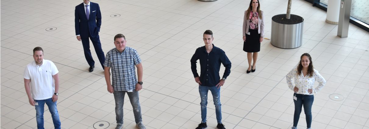Lars Köbler (kaufmännischer Geschäftsführer) und Britta Fuhrmann (Ausbildungsleiterin) begrüßten die neuen Auszubildenden zum ersten gemeinsamen Treffen in Essen (von links): Max Bauriedel (BGZ Essen), Felix Pöppinghaus (BGZ Essen), Leon Groth (BGZ Zwischenlager Gorleben) und Lucy Holzmann (BGZ Essen).