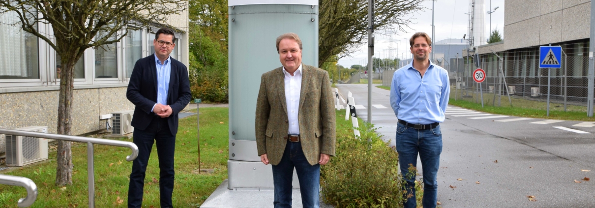 Landtagsabgeordneter Helmut Radlmeier (m.) kam zum Fachgespräch an den Standort Isar, um sich mit BGZ-Standortkommunikator Stefan Mirbeth (l.) und Markus Luginger (r.), Leiter des Zwischenlagers Isar, auszutauschen.