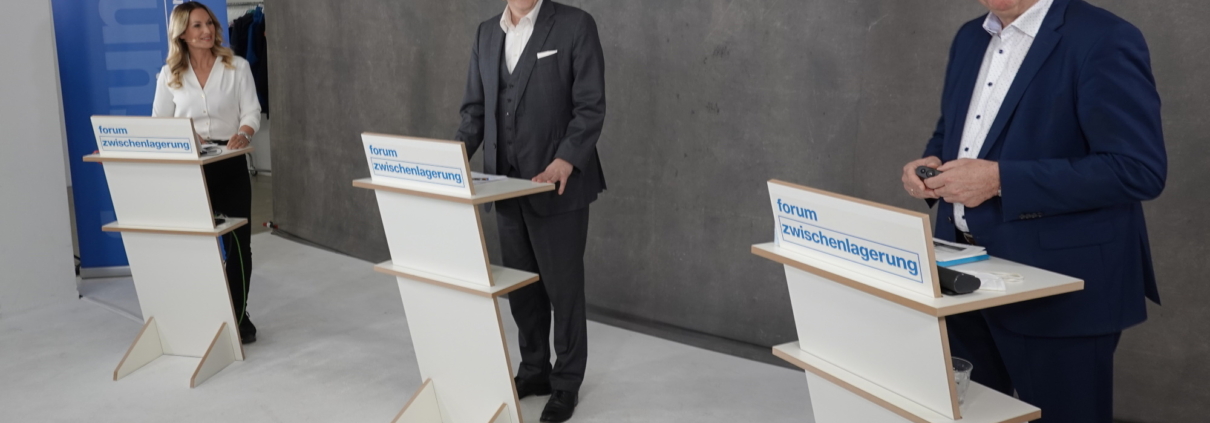 Diskutierten die Fragen der Teilnehmer*innen zur Rückführung deutscher Wiederaufarbeitungsabfälle aus dem Ausland (von links): Moderatorin Eva Grünbauer, Dr. Michael Hoffmann (BGZ) und Josef Klaus (Bürgermeister Niederaichbach). Foto: BGZ/Mirbeth.