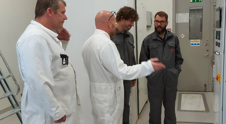 Austausch unter Experten: Dr. Maik Stuke (r.) und sein Kollege Dr. Peter Kaufholz (2.v.r.) sprachen mit schwedischen Kollegen der Firma Studsvik in den Laboren über den aktuellen Stand des Projekts LEDA.